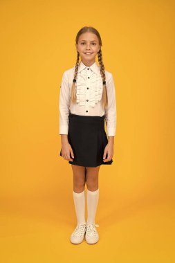 Liseli kızlar üniforma giyer. Güzel küçük kız çalışmaya hazır. Okula dönüyorum. Karantina sırasında eğitim. İyi öğrenme halka başarılı gelecek. Bilgi günü. çocukluk gelişimi