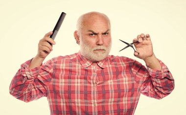 Tıraş olduktan sonra zinde hissediyorum. Berber dükkanı konsepti. Traş aksesuarları. Kes ve saç fırçala. Tıraş makası alet çantası. Tıraşsız yaşlı adamın bıyığı ve sakalı var. Beyaz sakallı, olgun bir adam.