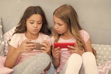 Mobil oyunlar. Karantina gezici bağımlılık sorununu şiddetlendiriyor. Evden blog yazıyorum. Akıllı telefondan blog yazısı yazmak. Görüntülü arama. Çevrimiçi sosyal ağ. Çocuklar ve teknoloji. Mobil uygulama