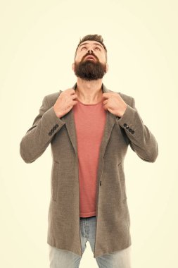 Stilistin danışmanı. Modern kıyafet. Şık bir kıyafet. Erkek giyim ve moda konsepti. Rahat bir kıyafet. Sakallı hippi, şık bir ceket. Sıradan bir ceket her durum için mükemmeldir.