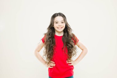 Rüzgar saçlara da zarar verebilir. Sevimli kız uzun dalgalı sarı saçlı. Güçlü ve inatçı rüzgarlar dalgalı ve kıvırcık saçlarda karmaşa ve pürüzler yaratabilir. Saçına zarar verecek şeyler.