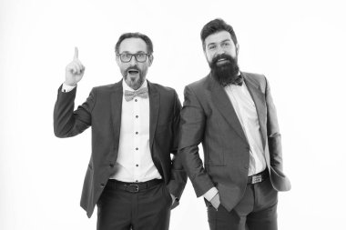 İş ekibi. İş adamları konsepti. Erkekler sakallı resmi takım elbiseler. Başarılı bir ortaklık. Başarıya ulaş. Meslektaşımla gurur duyuyorum. Sizi iş ortağıyla tanıştırayım. Erkek girişimciler beyaz arkaplan