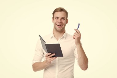 İlham ve ilham perisi. Çalışmaya devam. Bilgi susuzluğu. Üniversite öğrencisi. İş adamı kitabı tutuyor. Kitap okuyorum. Kitaptan ilham al. Ders notları olan üniversite erkek öğrencisi. Kişisel eğitim