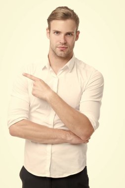 Şuraya bak. Beyaz arka planda gülümseyen, traşsız, yakışıklı bir adam işaret ediyor. Reklam konsepti. Reklam ajansı. Dost canlısı bir resepsiyonist. Reklam malları. Yönlendiren adam