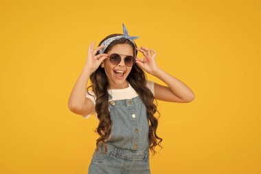 Yeni günün tadını çıkarıyorum. Mutlu çocuklar günü. Sarı arka planda neşeli bir klasik kız. Kuafördeki küçük güzellik. Eski moda tarzına bayılıyorum. Yaz tatili. Yaz alışveriş satışları. Toka çocuk.