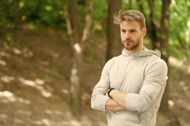 Kendinle gurur duy. Spor hedefi ve başarı. Tamamen hazırım. Spor müsabakası. Kendinden emin ve fiziksel olarak güçlü. Açık hava sporcusu. Yakışıklı bir park geçmişi var. Spor eğitimi ve spor.