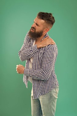 Crick konsepti. Travma ve tedavi. Sağlık sorunları var. Adam omzunda ağrı hissediyor. Sağlık ve sakatlık konsepti. Sabit bir yaşam tarzı. Sırt egzersizleri. Acı çeken adam omzuna dokunur.