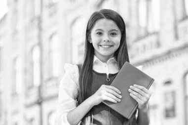 Okuyarak beynini genişlet. Mutlu çocuk kitabı dışarıda tutuyor. Okul kütüphanesi. Okuma alışkanlığı. Ev ödevi. Childs hayal gücü ve fantezi. Resmi ve gayri resmi eğitim. İnsan zihni bilgiye ihtiyaç duyar