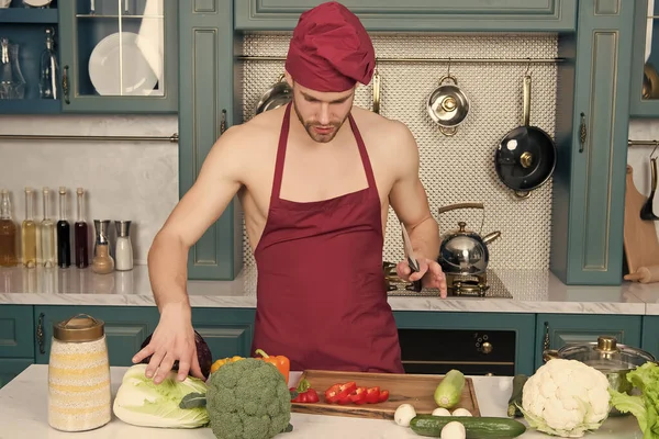 Consumare solo cibi vegetali. Orgoglioso di essere vegetariano. Cucina sapori della natura. Cucinare cibo sano e gustoso. L'uomo barbuto ama cucinare cibo naturale. Sexy cuoco nudo preparare verdure per cucinare — Foto Stock