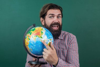 Okula dönüyorum. resmi eğitim. Bilgi günü. Coğrafya. Olgun sakallı öğretmen derste. Gaddar bir adam sınıfında çalışıyor. Sınava hazırlan. Ders üzerine üniversite öğretim görevlisi