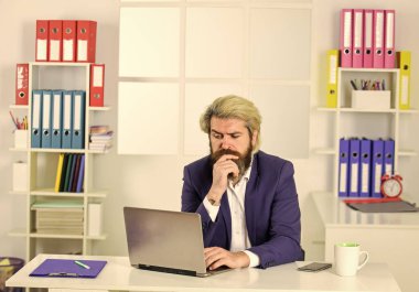 Normal ofis hayatı. Yönetici konsepti. Masadaki ofis çalışanı. Kaynak planlama. Danışman işçi. Ofis rutini. Şirket yöneticisi belgelerle çalışıyor. Olgun erkek iş zekası.