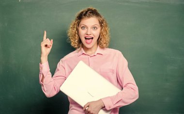 İlham. Online eğitim. Serbest çalışan biri. Bilgisayarı olan mutlu bir öğrenci. Modern teknoloji. Sınıfta Kız Çalışmaları İnternet 'te. Öğretmen kadın tahtada. Bilgisayarlı bilişim dersi. e-öğrenme kavramı