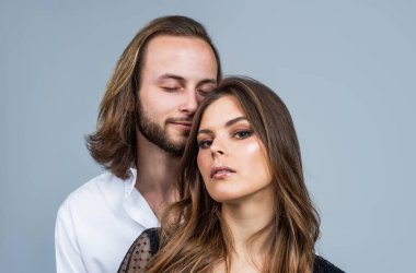 Mutlu kadın ve erkek kucaklaşır ve sarılırlar, gerçek duygular.