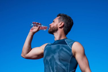 Adamın suya ihtiyacı var. Spor ve sağlıklı yaşam tarzı rutini. Vücuttaki su dengesi.