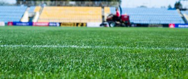 Açık stadyumdaki yeşil çimenler, seçici odak noktası. Spor ve oyunlar. sağlıklı yaşam tarzı.