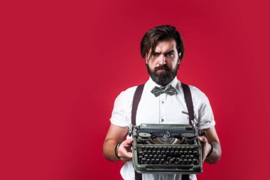 Gazeteci konsepti. Bıyıklı vahşi yakışıklı adam. Olgun daktilocu klasik daktilo kullanır. Erkeklik ve karizma. Resmi parti kıyafet yönetmeliği. Eski moda sakallı hippi.