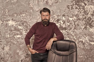 Düşünme ve entellektüel çalışma. Modern bir girişimci. Zor zamanlar. Karar veriyorum. Kendine güvenen ciddi bir iş adamı. İş adamı koltuğu. Ofisteki sakallı iş adamı. Sakallı hippi iş adamı.