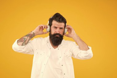 Yakışıklı adam müzik dinler. Sakallı adam kulaklık takıyor. Yaz hit şarkılar listesi. Vahşi hipster ses kitabı okuyor. En sevdiği şarkı. Sarı arka planda manken. Kulaklıkta olgun dj