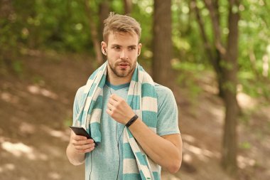 Sağlıklı yaşam için günlük yürüyüş. Kaslı, formda bir adam akıllı seke bakıyor. Sağlık belirtileri. Spor giyim sektöründe iyi görünümlü bir sporcu. Sporcu eğitimi. Sporcu sağlıklı bir hayat sürüyor.