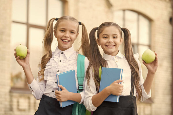 Две маленькие девочки готовы к учебе. делать домашнее задание вместе. сёстры на обеде с яблоком. здоровое и счастливое детство. сестринство и дружба. лучшие школьные друзья. Сроки пока не определены