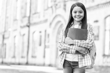 Özel öğretim ve öğrenme. Mutlu çocuk derse gider. Özel eğitim. İngilizce kursları. Bilgi toplama günü. 1 Eylül. Özel dil okulu. Öğrenmeye başla, boşluğu kopyala