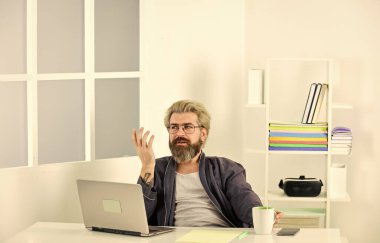 Boşluk. İşsiz adam internette sörf yapıyor. Finansal kriz. İş ve özel hayatı birbirinden ayırmak zor. İşsizlik kavramı. İnternette iş arayan işsiz bir adam. Özgeçmiş oluştur. İş Görüşmesi