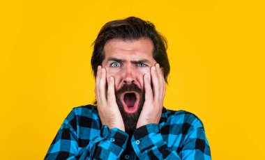 Bana bunun doğru olduğunu söyleme. İnsan duygularını ifade etmek. Kareli tişörtlü adam şaşırdı. Sarı arka plandaki duygusal adam. Vahşi sakallı hippi. Bıyıklı, olgun bir adam.