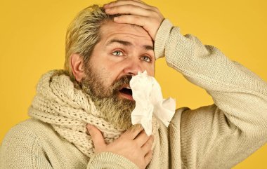 Sakallı adam hasta. Soğuk algınlığı. İlk belirti. Baş ağrısı virüsü belirtileri. Bağışıklık sistemi tepki veriyor. Sağlık ve ilaçlar. Acı çek. Bağışıklığın ateşi ve termal düzenlemesi. Hastalığın belirtilerinden daha fazlası.