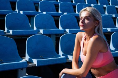 Vücudunu formda tutmak için egzersiz yap. kopyalama alanı. Spor ve spor. Spor kıyafetli seksi kadın.