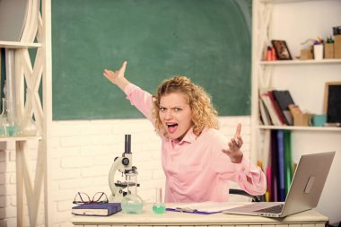 Duygusal kontrol için. Duygusal insanlar konsepti. Sınıfın yazı tahtası geçmişinde duygusal kadın öğretmen eğitmeni. Dizüstü bilgisayarı ve okul ekipmanı kırtasiyesi olan bir kadın öğretmen ya da öğrenci.