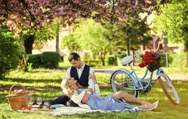 Birlikte mutluyuz. Canım benim. Yıldönümü konsepti. Idyllic anı. Aşık bir adam ve kadın. Piknik zamanı. Bahar buluşması. Parkta piknik yapan neşeli bir çift. Romantik piknik. Battaniyeye sarılan çift.