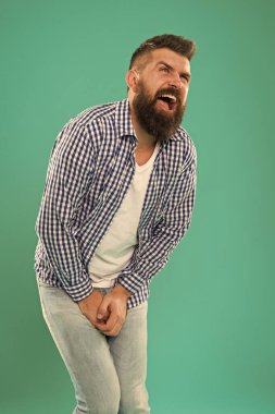 Taşaklarıma tekme yedim. Testis darbesi. Adam kasığından vurulmuş. Adam acıyla baş etmeye çalışırken kendini katlıyor. Keskin bir acı tüm vücudunu etkisiz hale getirir. Sakallı adam acı çekiyor. Saldırıya uğradım.