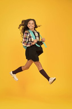 Gelecek öğretim yılına gir. Sırt çantalı aksesuar. Neşeli kız sırt çantası taşıyor. Günlük okul hayatı. Okumak için ilham aldım. Gençlik modası. Okul kızı, sevimli sırt çantalı modern kıyafetler.