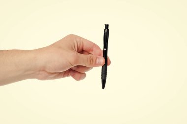 El yazısı ve el yazısı. Erkek eliyle kalem yazmak. Beyaz kalemle izole edilmiş tükenmez kalem. Ofis kırtasiyesi. İş mektubu yazmak. Yazışma ve epistolary biçimi