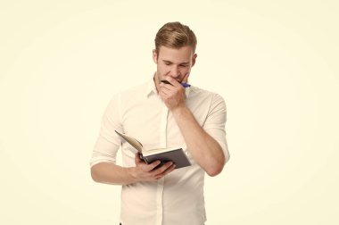 Esneyen yorgun adam. İlham eksikliği. Çalışmaya devam. Bilgi susuzluğu. Üniversite öğrencisi. İş adamı kitabı tutuyor. Kitap okuyorum. Ders notları olan üniversite erkek öğrencisi. Kişisel eğitim