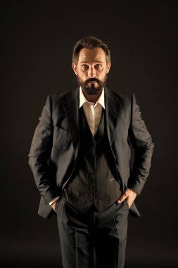 Resmi etkinlik. Eski moda. Klasik sonsuz değer. Resmi görünüşlü sakallı adam. İşadamı siyah arka plan. Smokin giymiş olgun bir adam. Klasik bir görünüş. Moda dükkanı. Kıyafet al. Erkek giyim konsepti