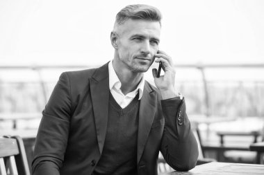 Resmi toplantıyı ayarlıyorum. Yakışıklı adam dışarıdaki kafede arama yaptı. İş iletişimi. Resmi tarzda ciddi bir avukat. Resmi iş modası. Kıyafet kuralı. Profesyonel giysiler. Resmi ve şık.