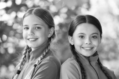 Sessiz ol. Yaz başladı. Mutlu kızlar yaz gününün tadını çıkarır. Yaz tatili ve tatiller. Güzellik bakışı. Cilt bakımı ve saç bakımı. Kuaför salonu. Sıradan bir tarz. Moda trendleri. Uluslararası Çocuk Günü