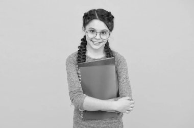 Şirin gülümseyen okul kızı. Küçük liseli kız. Saçları örülü bir öğrenci okula gidiyor. Günlük okul kızı hayatı. Kütüphaneden kitap al. Yaz eğitim programı. Ders kitapları al. Özel okul