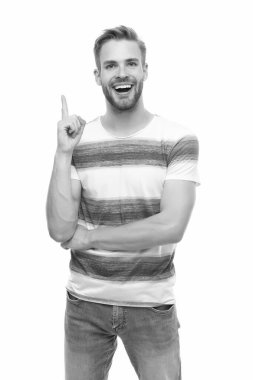 Bir fikrim var. Havalı saç stili olan seksi çocuk tişört giyiyor. Tıraşsız, tüylü yakışıklı bir adam. Erkek yaz modası. İlham verici mutlu adam saçlarını beyaza sarmış. Beyin fırtınası.