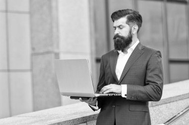 Zor bir gündü. İyi internet bağlantısı. Kendine güvenen iş adamı defteri tutar. Sakallı iş adamı e-postaya cevap veriyor. Ofisteki resmi adam uzak mesafelere gidiyor. Modern hayatta dijital teknoloji