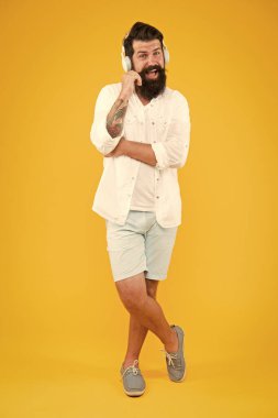 O çok mutlu. Sakallı adam kulaklık takıyor. Yaz hit şarkılar listesi. hipster ses kitabı okuyor. En sevdiği şarkı. Sarı arka planda manken. Kulaklık takmış olgun bir DJ. Yakışıklı adam müziği dinle.