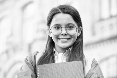 Ev ödevi yaptığım için mutluyum. Mutlu çocuk okula geri döndü. Küçük çocuk kitapları tutuyor. Ev ödevi. Okul sonrası aktiviteleri. Evde eğitim. Okul ve eğitim. Ödev rutini