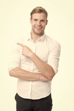 Şu yönde. Mutlu adam işaret parmağıyla beyazı işaret ediyor. Reklam için işaret. İşaret ve el kol hareketi. İşaret ediyor ve terfi ettiriyor. Satılık alışveriş. Pazarlama ve tanıtım