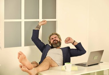 Düzenli iş saatleri. Akşama kadar çalış ya da daha fazla oyala. Evden iş yapan bir adam. Erteleme konsepti. Evden işe gitmenin gerçekte nasıl bir şey olduğuna dair yanlış kavramlar