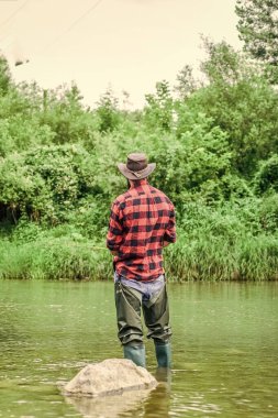 Hobi gitmek için harika bir yol. Başarılı sinek avcılığı. Yaz haftasonu. Balıkçılar olta kullanma tekniğini gösteriyor. Spor aktivitesi hobisi. Suda deneyimli bir balıkçı. Balık tutan adam. Adam balık tutuyor.