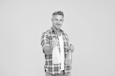 İnsan vücuduna dezenfektan sıkar, antibakteriyel konsept.