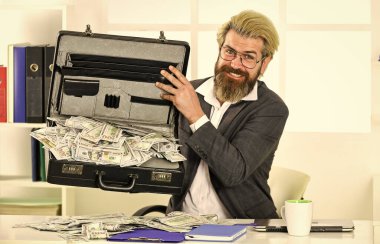 Banka hesabı. Kredi ve nakit konsepti. Nakit parası olan bir iş adamı. Paraya bayılır. Fazla Harcamadan Daha Fazla Satış. Nakit ciro. Şirket finansmanı. Ekonomi konsepti. Şirketin gelir dolandırıcılığı