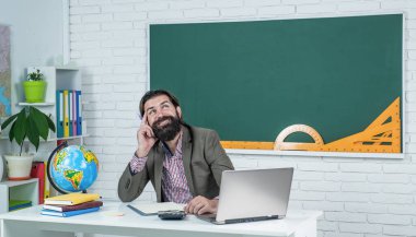 Gülümseyen neşeli sakallı adam mezuniyeti, okulu, eğitimi hayal ediyor.