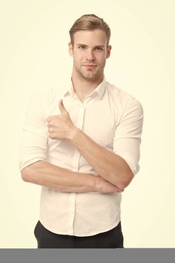 Gerçekten harika. Adam iyi niyet gösterisi yapıyor. Mükemmel kalite. Adam özgüvenle beyaz arka planı tavsiye ediyor. Tüylü adam tavsiye ediyor. Erkek alışveriş danışmanı kendinden emin ve misafirperver. İyi iş.